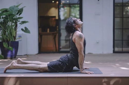 《双人瑜伽房的静谧魅力：揭秘韩国电影中的瑜伽风潮》