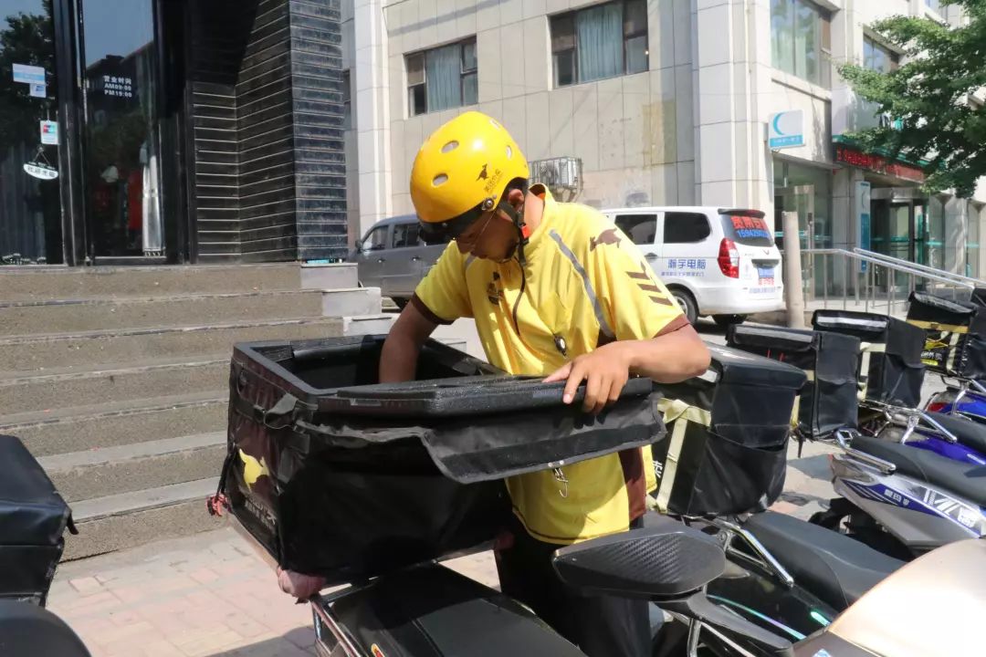 兼职外卖员工资一般多少钱,晚班兼职三小时100元,外卖员工资一般多少钱