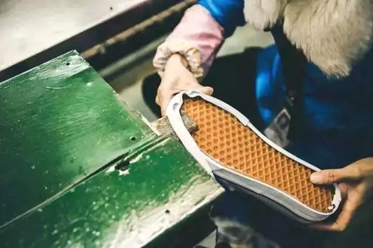 万斯怎么辨别真假鞋标,vans鉴定最简单教程,万斯怎么辨别真假