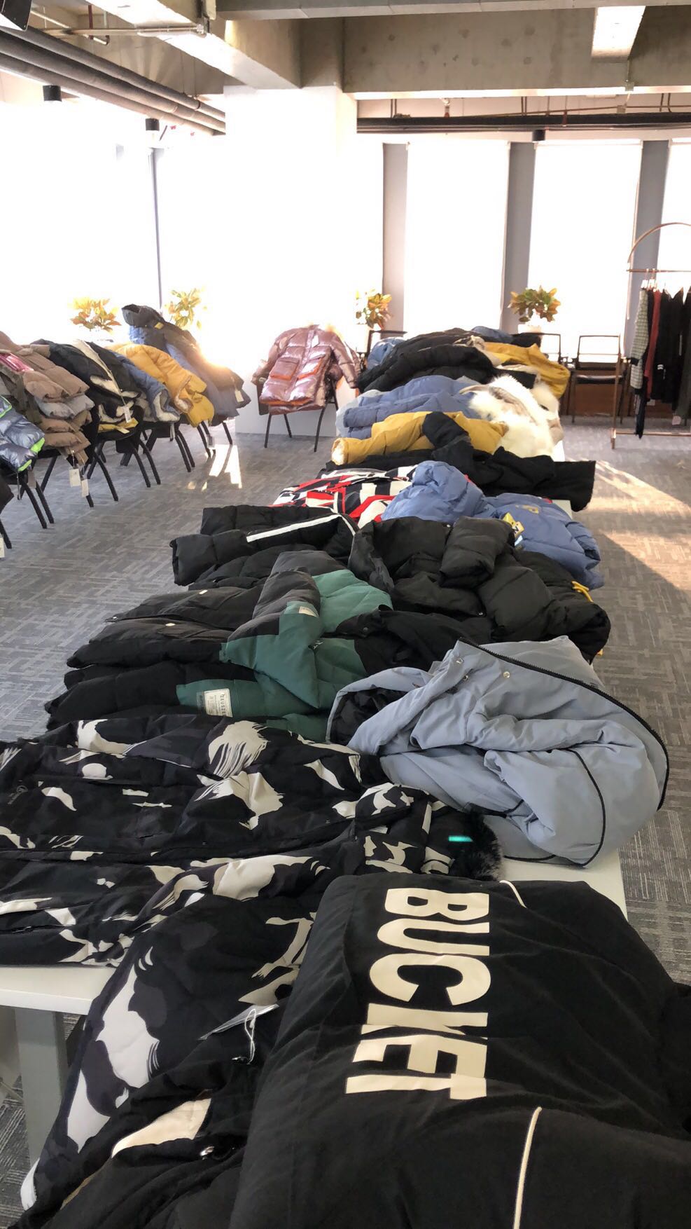 潮流女装批发厂家直销,时尚女装品牌大全,潮流女装批发