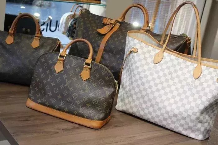 奢侈品代购揭露,奢侈品代购骗局大揭秘,奢侈品代购揭露