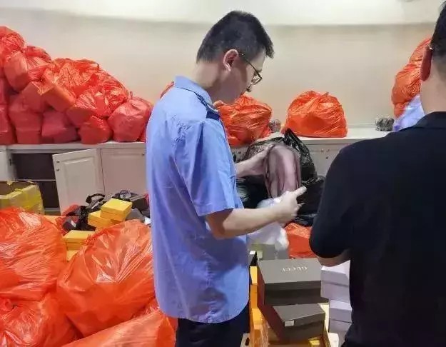奢侈品代购揭露,奢侈品代购骗局大揭秘,奢侈品代购揭露