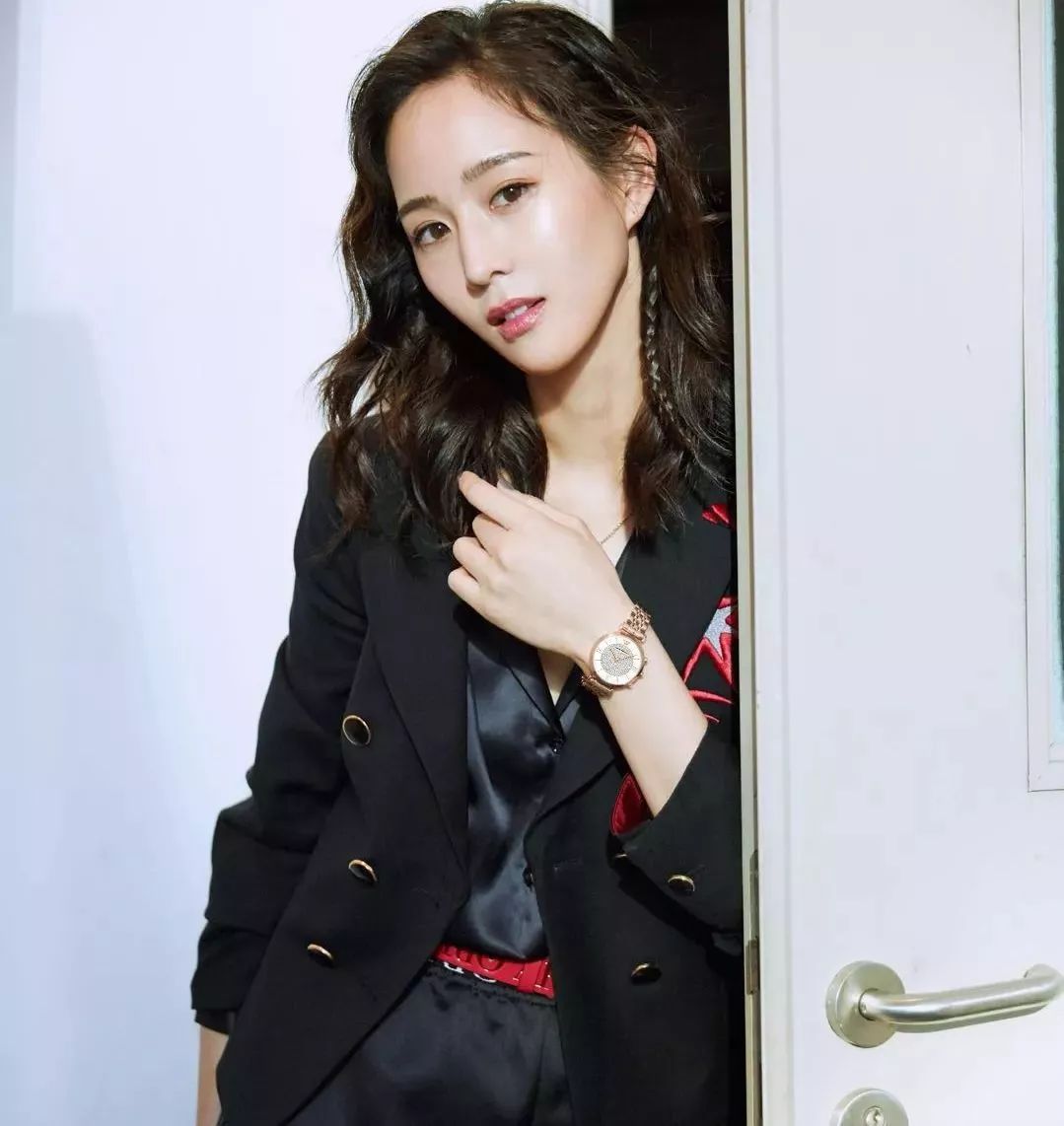 女士什么人戴阿玛尼手表,阿玛尼手表女最火款式,什么人戴阿玛尼手表