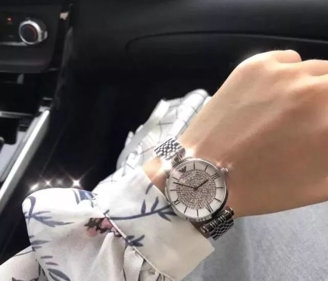 女士什么人戴阿玛尼手表,阿玛尼手表女最火款式,什么人戴阿玛尼手表