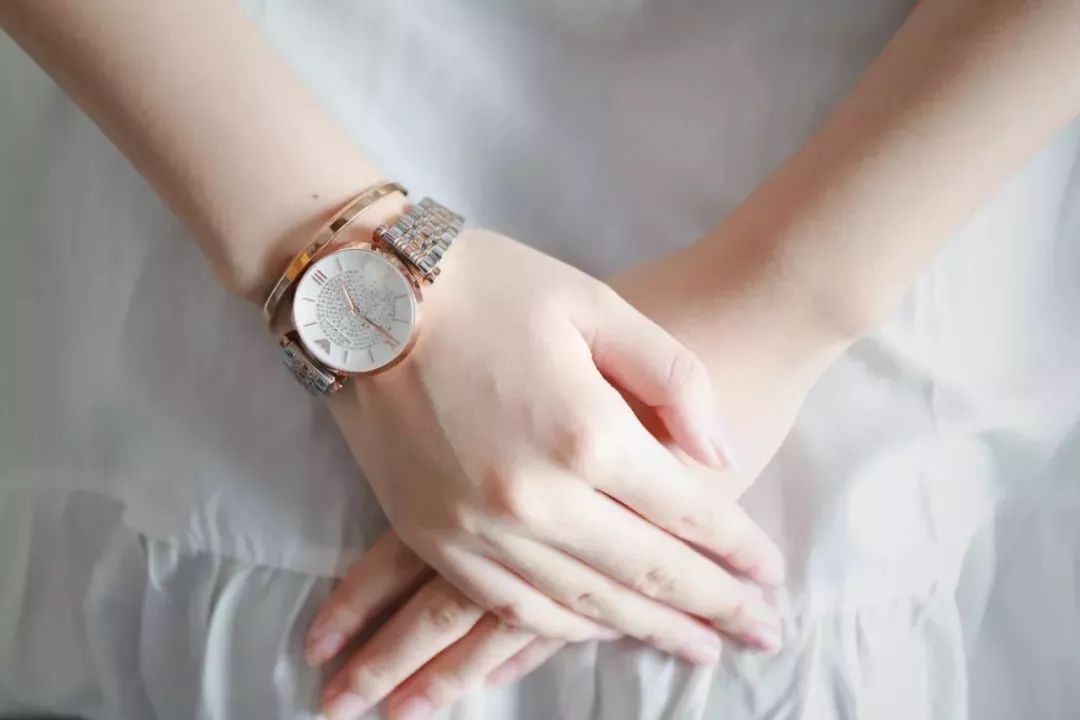 女士什么人戴阿玛尼手表,阿玛尼手表女最火款式,什么人戴阿玛尼手表