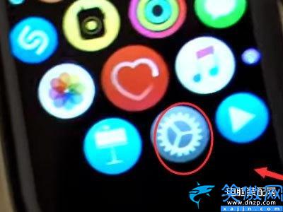 苹果手表一直亮着屏幕怎么关掉,iPhone手表设置黑屏时间的方法